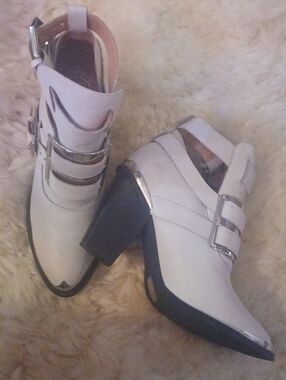 JEFFREY CAMPBELL White LEATHER OVERSIZED SILVER  Buckle Ankle Boots Sz.10